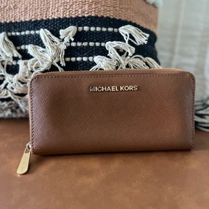 COPY - Michael Kors Jet Set Travel Zip Around
Wallet Clutch Brown